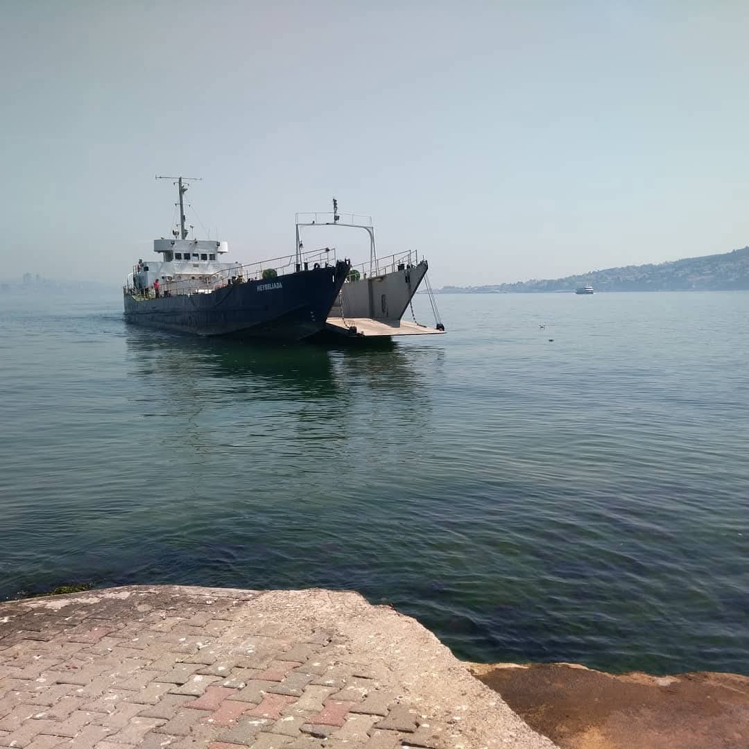 eşya taşıma sonucu ada dönüşü limanda çıkartma gemisinin gelişi